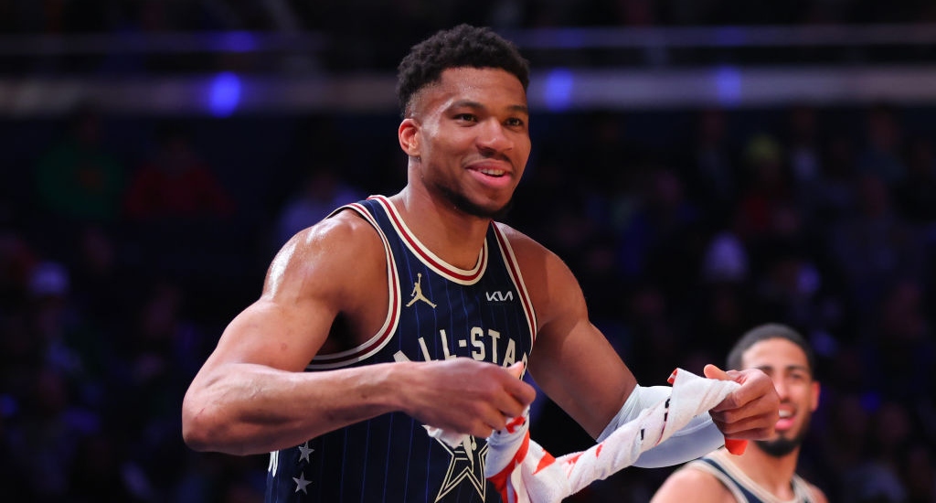 Giannis Nods Along To All-Star Crowd As It Counts To 10 During Free Throw