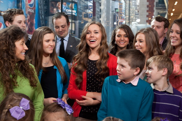 Robert Wagner And The Duggar Family Visit "Extra"