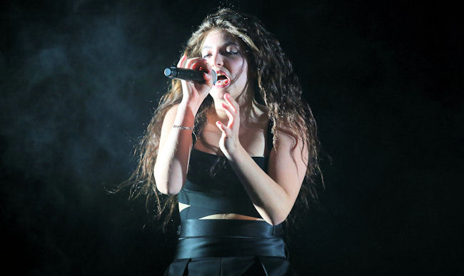 Lorde Performs Live In Dunedin