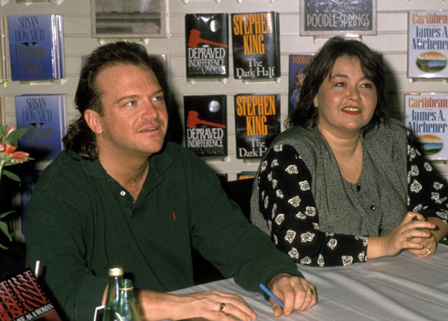 Roseanne Signs Her New Book "My Life As a Woman" at Brentano's Bookstore in Los Angeles - November 18, 1989