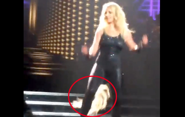 Britney Spears Hair Extensions Fall Off On Stage At Her ...