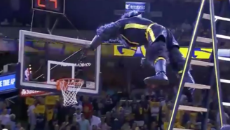 The Grizzlies And Blazers Mascots Had A Ladder Match During Their NBA Playoff Game