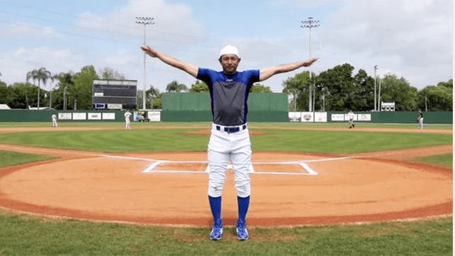 Munenori Kawasaki Shows Off Dancing Skills in Mariners Dugout