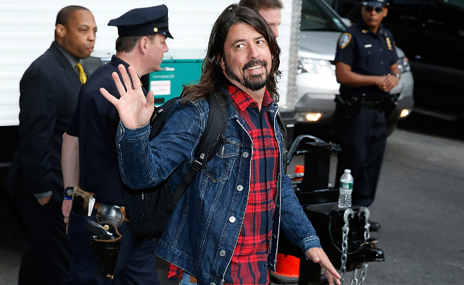 Dave Grohl waving