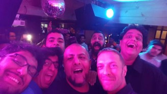 Chris Martin Of Coldplay Surprised A Bar In India With An Impromptu Concert