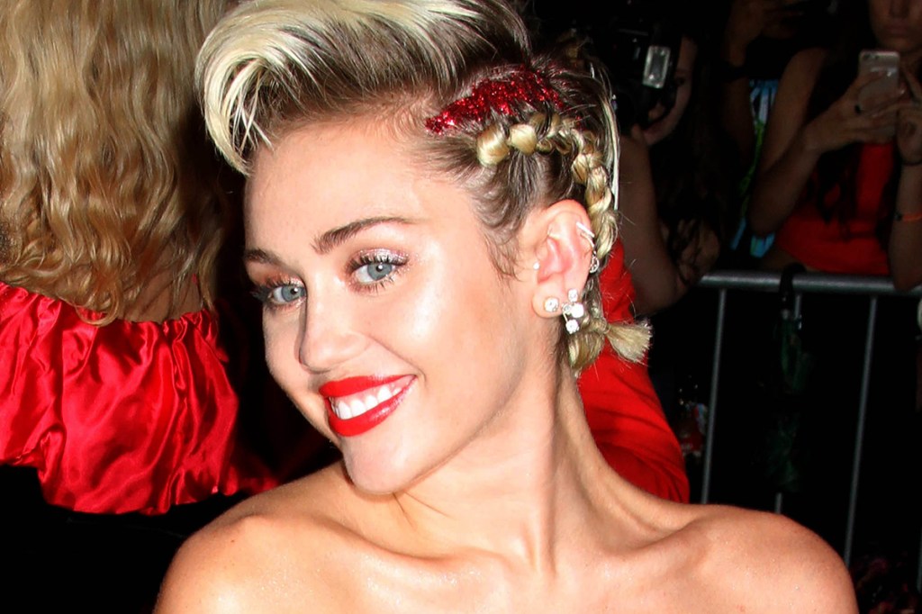 Notable 22yearold To Host The 2015 MTV VMAs Miley Cyrus Returns