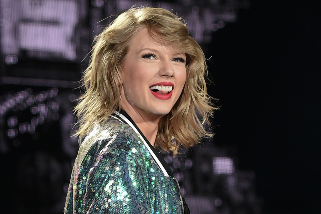 Taylor Swift Interracial - Taylor Swift totally laughed off this scary stage malfunction