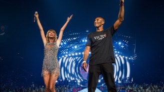Why Did Kobe Bryant Present Taylor Swift With A Banner At Staples Center?