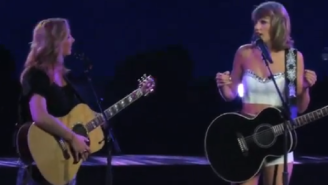 Taylor Swift Brought Lisa Kudrow On Stage For An Acoustic Duet Of ‘Smelly Cat’