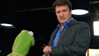 Nathan Fillion Has Eyes For Miss Piggy In The New Promos For ‘The Muppets’