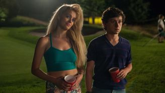 Review: Amazon goes retro with ’80s-set country club comedy ‘Red Oaks’