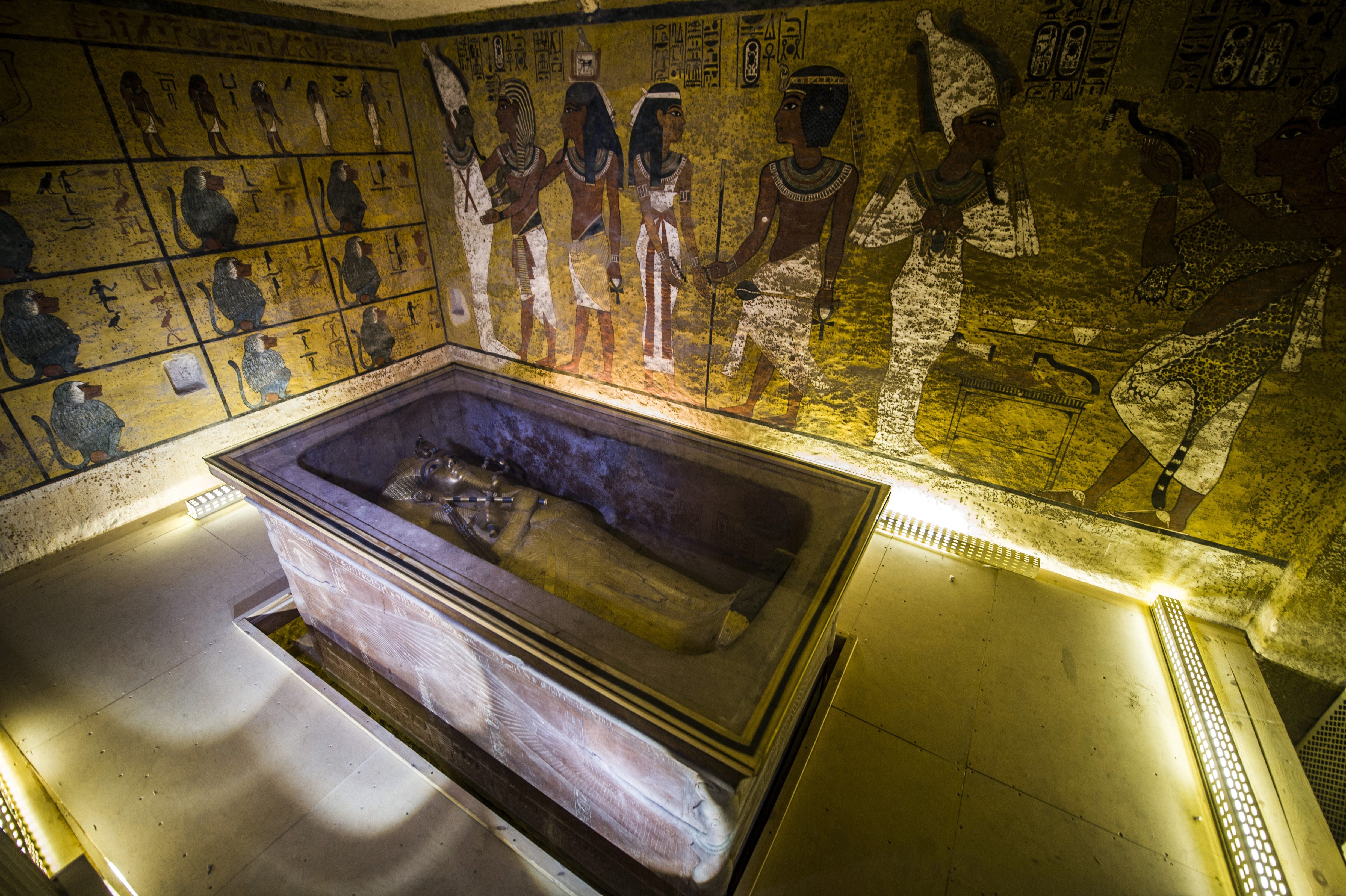 Гроб для упокоения фараонов. Гробница Тутанхамона Мумия. Гробница Тутанхамона в долине царей. Мумия Тутанхамона Египет. Саркофаг Тутанхамона.