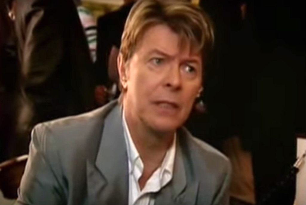 Watch David Bowie Sing About Ricky Gervais On Extras 8479