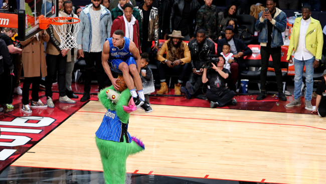 An Incredible 3D Angle Of Aaron Gordon's Over-The-Mascot Dunk