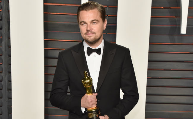 leonardo dicaprio oscars 2016 flip the bird