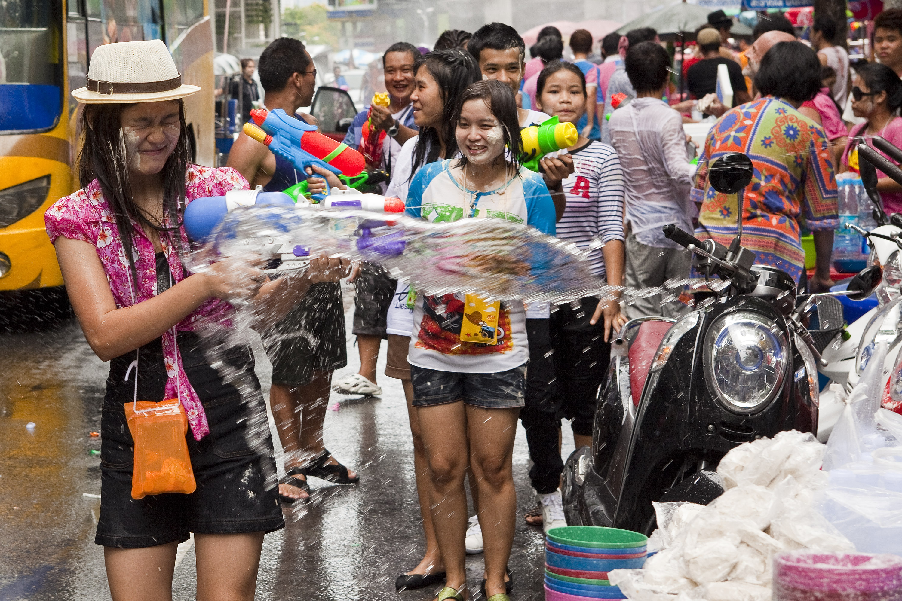 Тайские новинки. Тайский праздник Сонгкран. Songkran (Сонгкран) в Таиланде. Тайский новый год Сонгкран. Водный фестиваль Сонгкран..