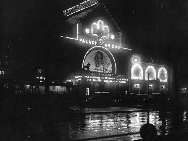 circa 1929: An exterior view of the 'Palast Au Zoo', one of Berlin's largest cinemas. (Photo by General Photographic Agency/Getty Images)