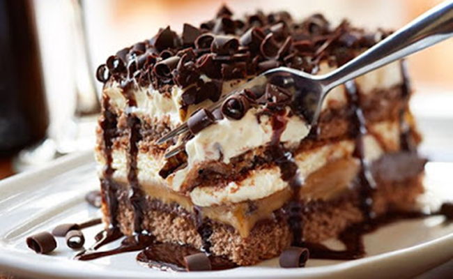 Olive Garden S New Chocolate Carmel Lasagna Looks Like Normal Cake