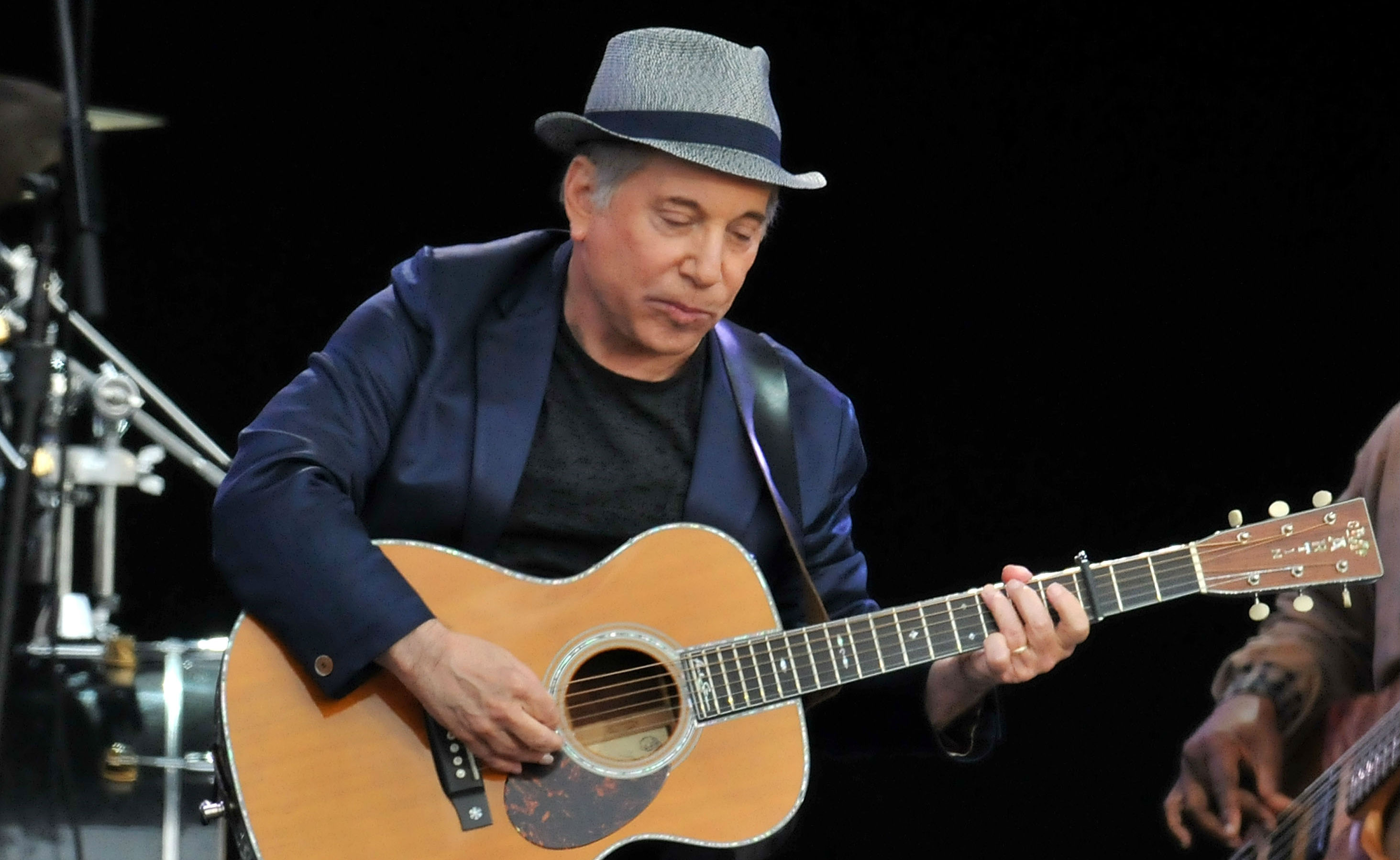 Paul Simon Paid Tribute To Muhammad Ali While Singing 'The Boxer'