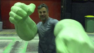 Mark Ruffalo dons giant Hulk hands on ‘Thor: Ragnarok’ set and steals your heart