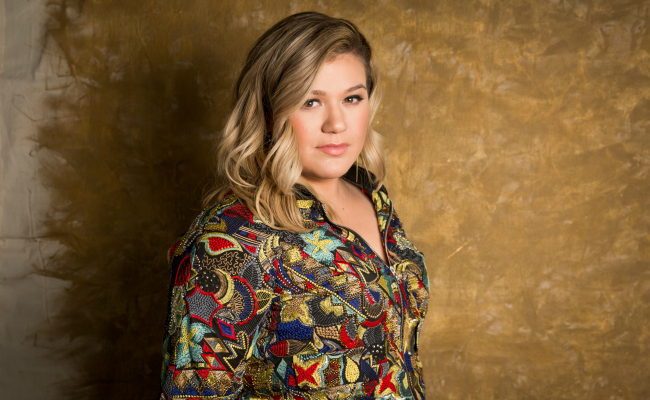 kelly-clarkson-twitter-smackdown