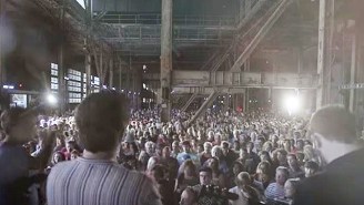 Rufus Wainwright Sings A Powerful Rendition Of ‘Hallelujah’ With A 1,500 Person Choir