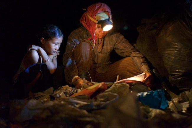 KHM: Amid Extreme Poverty, Cambodian Garbage Pickers Work Into The Night