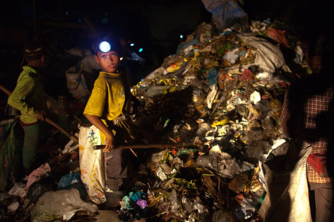 KHM: Amid Extreme Poverty, Cambodian Garbage Pickers Work Into The Night