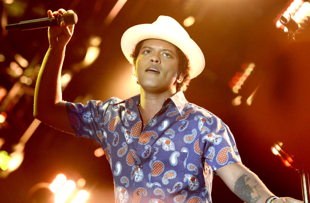 Bruno Mars Is Getting Dragged On Twitter For Offering Support To Chris ...