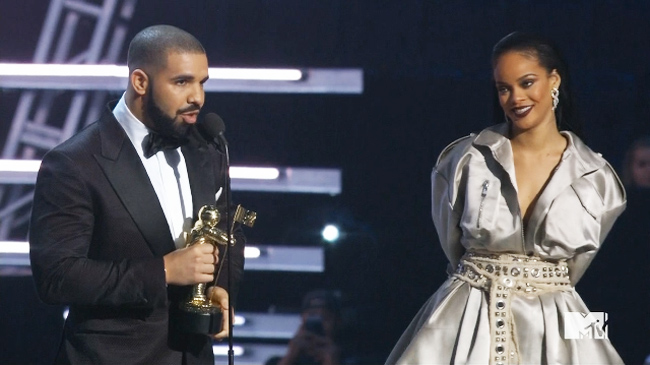 rihanna-drake-vanguard-award-vmas-2016.jpg