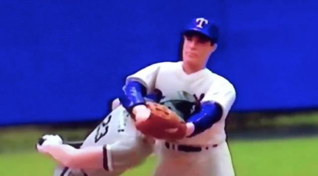 Nolan Ryan beats up Robin Ventura after he charges the mound