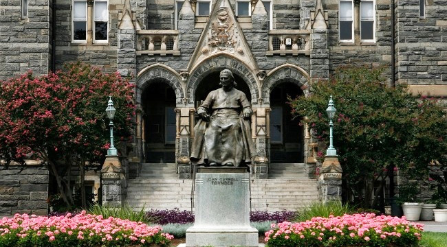 georgetown-statue