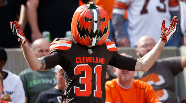 NFL: Cleveland Browns fans unfurl misspelled Dawg Pound banner