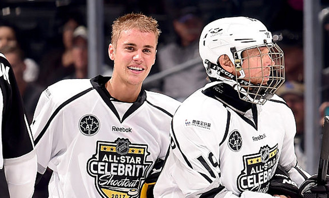 Justin Bieber gets angry after breaking hockey stick - Sports Illustrated