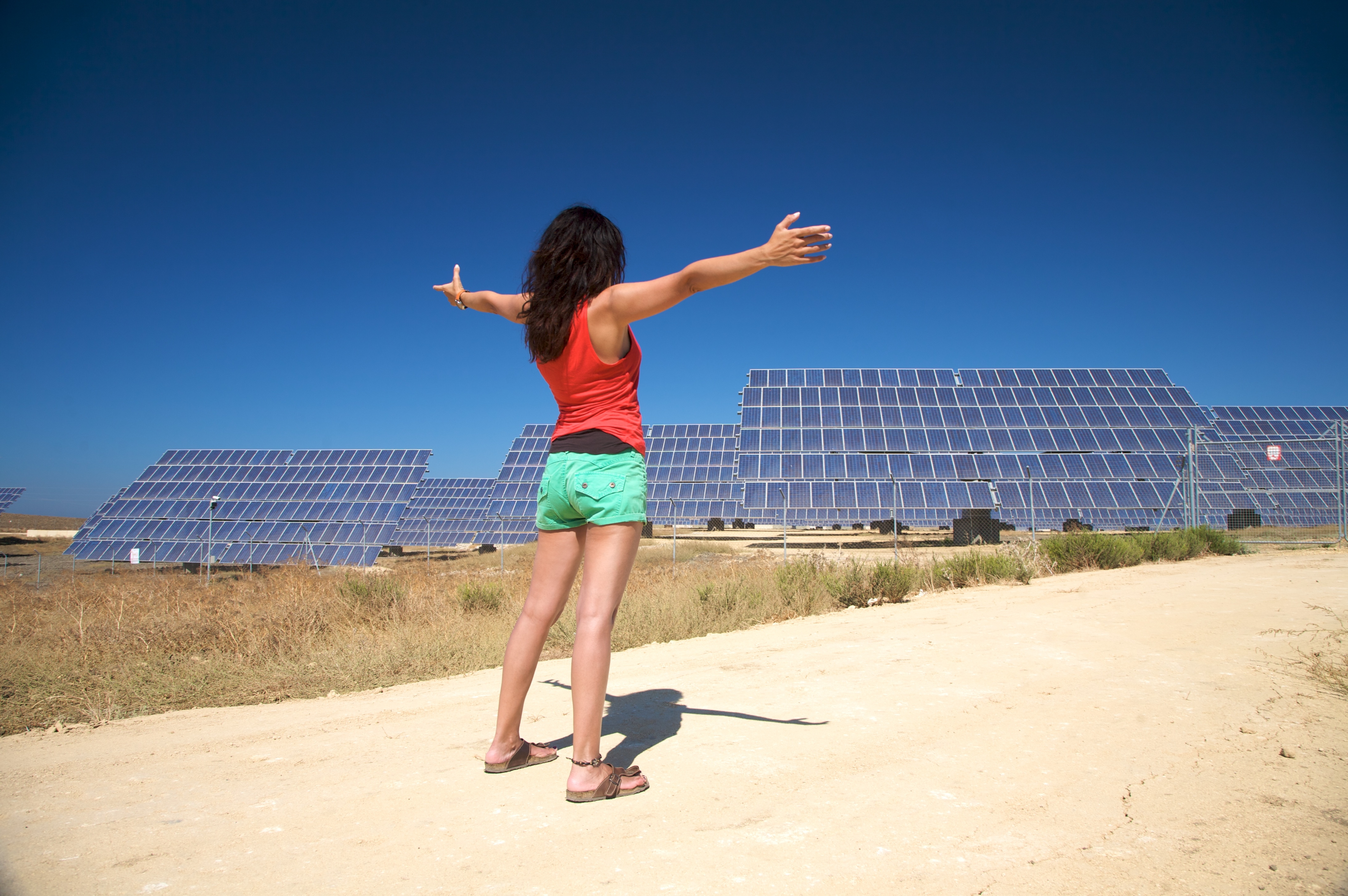 Света солар фотки. Солнечная панель девушка. Тепловая Энергетика. Solar_Rica. Цыпочка девушка Солнечная панель.