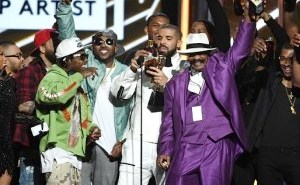 Drake Brought His Whole Crew Onstage After Breaking A Billboard Music Award Record