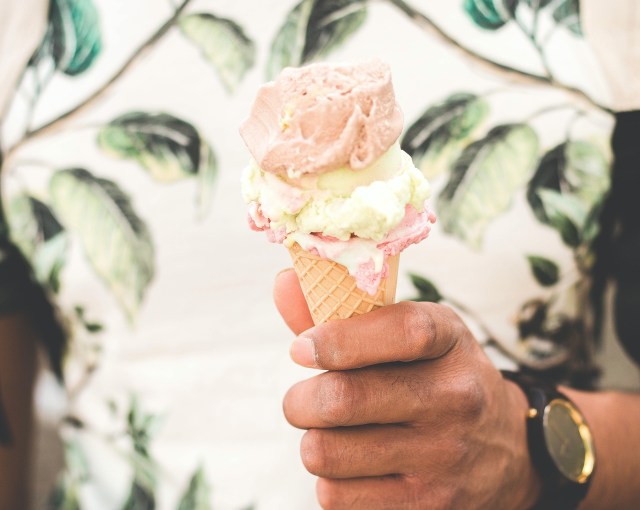 Watch me scoop Butter Pecan ice cream with a Thrifty Ice Cream