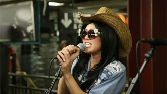Miley Cyrus Goes Undercover In The New York Subway For A Sensational Performance Of ‘Jolene’