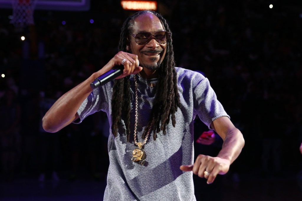 Snoop Dogg's Nicki Minaj 'Rake It Up' Impression Is Hilarious