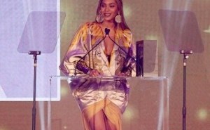 Watch Beyonce Get Emotional While Accepting A Humanitarian Award At The Wearable Art Gala