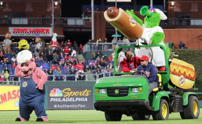 The Phillie Phanatic Accidentally Injured A Fan With A Hot Dog Cannon