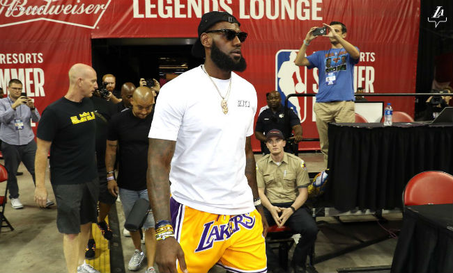 LeBron James wears Lakers shorts for the first time and gets a standing  ovation from fans