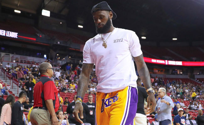 LeBron James wears Lakers shorts for the first time and gets a standing  ovation from fans