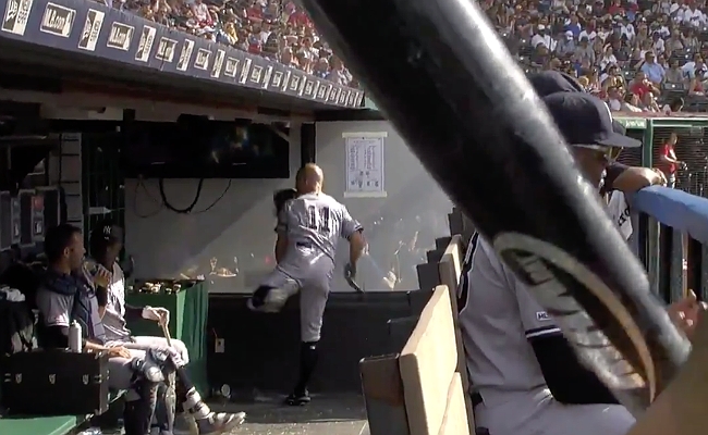 Yankees' Brett Gardner nearly breaks his face during dugout