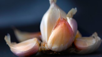 A Simple Kitchen Hack Has People Freaking Hyped About Peeling Garlic