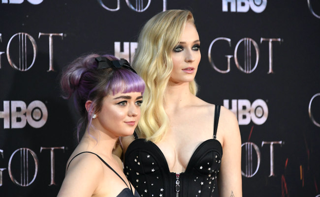 Sophie Turner would make out with Maisie Williams on the set of