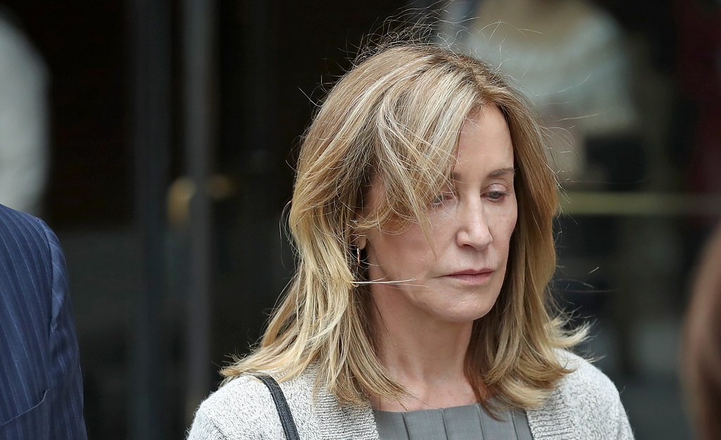 Felicity Huffman S Short Prison Sentence Slammed By Former Colleague