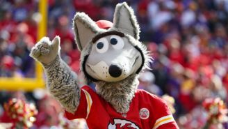 Kansas City’s Mascot Couldn’t Believe The Team’s Disastrous First Quarter Against Houston