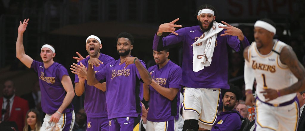 A Lakers Fan Drilled A Halfcourt Shot For $100 000 A Lakers Fan Drilled A Halfcourt Shot For $100 000