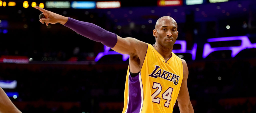After his 81 points vs Toronto, Kobe replicates the Wilt photo after  Chamberlain's 100 point game